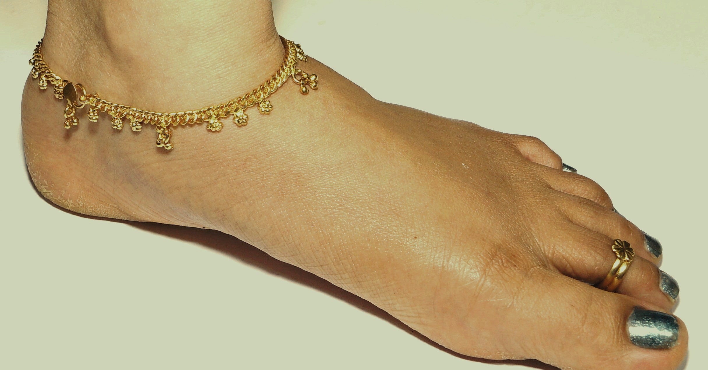 Daily Use Metal Alloy Fixed Flower and Hanging Beads Panchaloha Anklet for Women